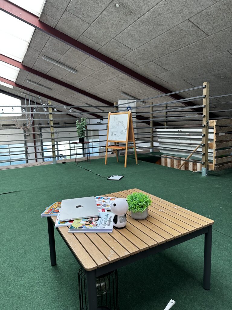 Aktivitetsbord i hallen på Kringlegård